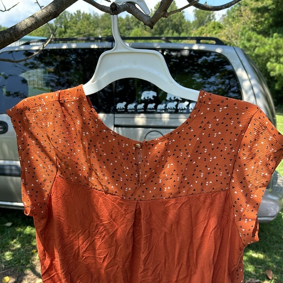 Tempted Los Angeles Triangle Design Rust Orange Blouse Solid Back Keyhole M - Picture 8 of 16